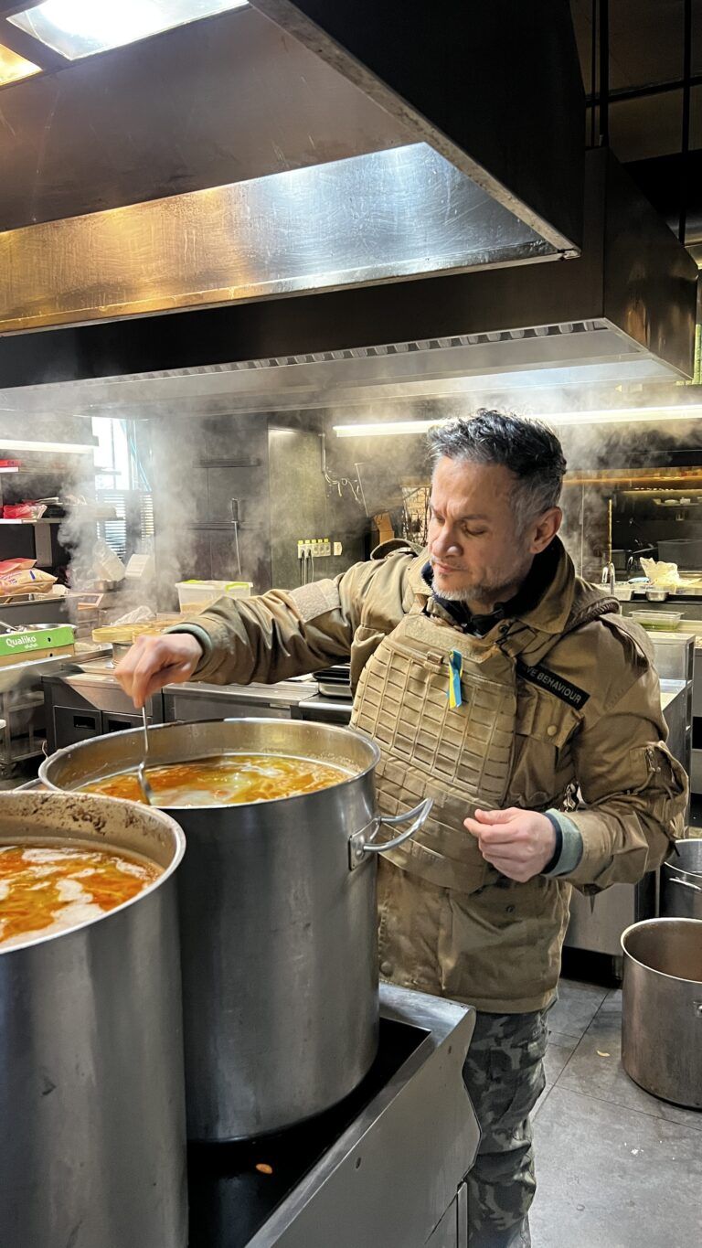 Фото 3 к: Эктор Хименес-Браво — МастерШеф; Проснись с Эктором; Украина: кулинарный фронт