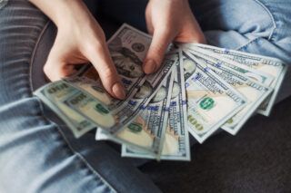 курс долара у березні