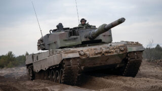 Як українські військові опановують танки Challenger 2 у Британії