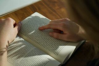 В ожидании тепла погружайся в новые миры: какие книжные новинки почитать в марте
