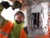 “Побачив руїни — і мову відняло…” У Миколаєві будівельники безплатно лагодять житло місцевим