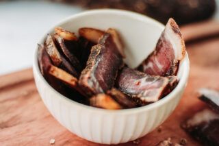 В’ялене м’ясо в домашніх умовах: як приготувати в’ялену свинину та яловичину