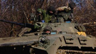 Як українські захисники рятують танки і забирають техніку окупантів