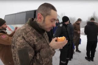 звільнений полонений з яблуком