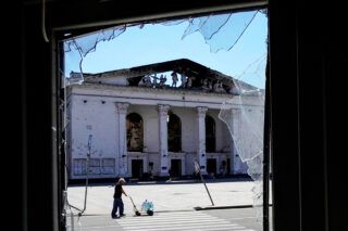 Авіаудар по драмтеатру Маріуполя: роковини трагедії