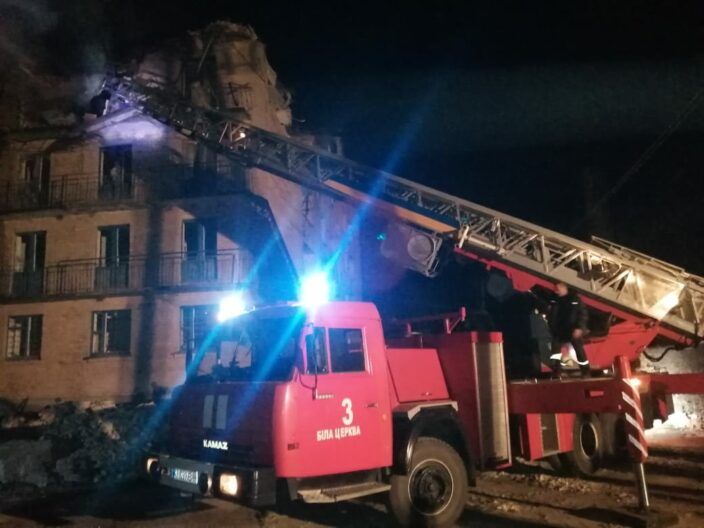 Нічна атака дронами на Київщину. Четверо загиблих, постраждала дитина — що відомо