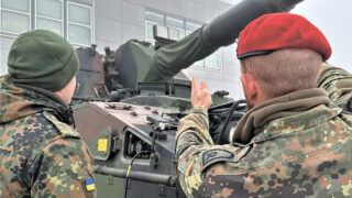 Як українські військові опановують САУ AS-90 у Великій Британії