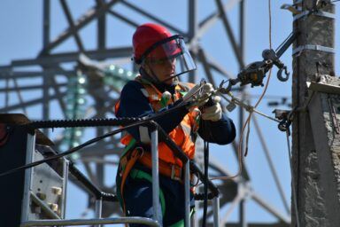 Відключення світла через погані погодні умови в 12 областях України