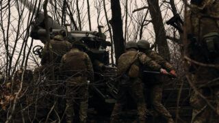 Українські артилеристи показують свою роботу під Бахмутом