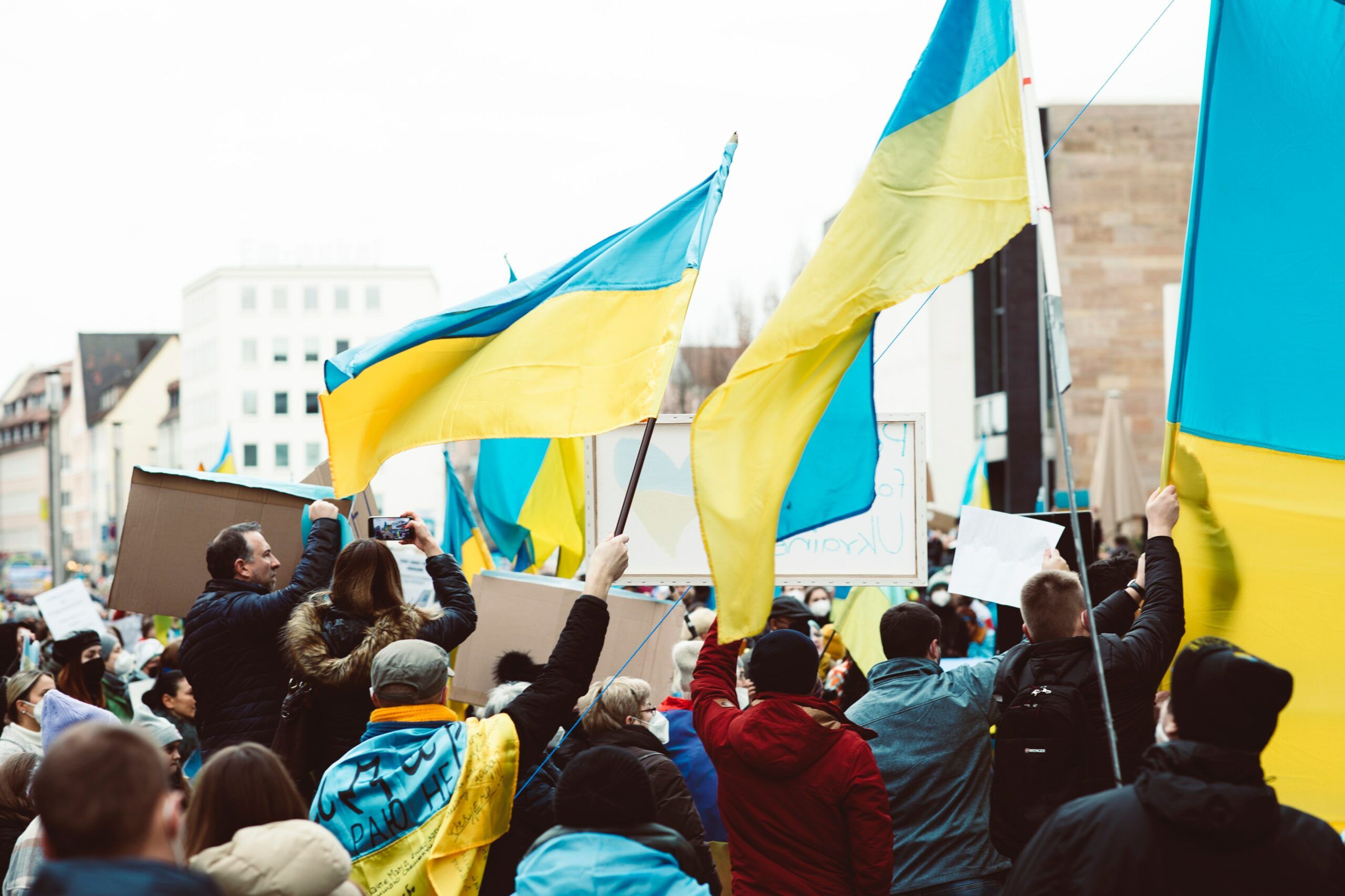 Зміни для українських біженців з квітня  Українські біженці у Польщі, що мають тимчасовий захист та PESEL UKR, з квітня можуть подавати заяви на отримання дозволу на тимчасове проживання — так звану Карту побиту (Karta pobytu). Хто може скористатися цією можливістю: офіційно працевлаштовані або працевлаштуються в Польщі; виконують в Польщі висококваліфіковану роботу (науковці, інженери, IT-працівники); відкриють чи вже відкрили свій бізнес.  Щоб отримати Карту побиту, біженцям достатньо лише подати заяву та супровідні документи.  Дещо зміниться для українських біженців і в Чехії. Українці, які мають тимчасовий захист зможуть оформити допомогу у розмірі прожиткового мінімуму протягом 150 днів з місяця надання тимчасового захисту.  Потім влада Чехії перевірить чи є те, що заважає людині працювати: діти, навчання, вік, інвалідність тощо. Якщо ні — допомога зменшить до мінімум, необхідного для існування (близько 5300 грн).  В Ірландії з 1 квітня знімають заборону на виселення українських біженців, що діяла протягом зими. Це розглядалося урядом країни як тимчасовий захід через зростання вартості житла. 