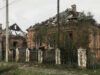 Саджають квіти біля зруйнованих хат — як живуть люди в прифронтовому селищі в Запорізькій області