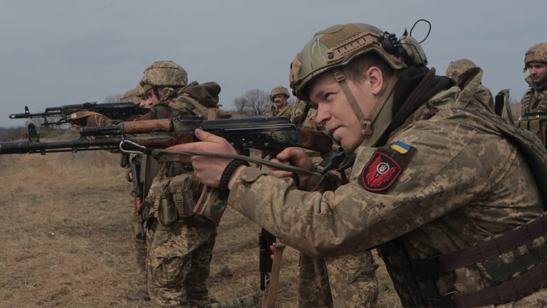 Бахмут сьогодні: чи зменшуються атаки та яка медична підготовка бійців