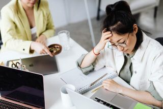 Як зберегти здоров’я під час сидячої роботи: прості поради