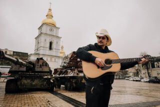 Заспівав Червону руту в центрі Києва! Зірка кантрі-музики Бред Пейслі приїхав підтримати українців