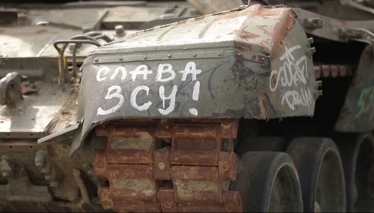 Військовий з яблуком
