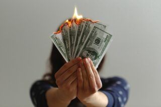 В якій валюті краще зберігати гроші — стан економіки у квітні 2023