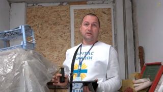 Інженер фонду "Карітас" робить заміри