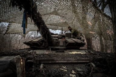 чому Україні не поспішали постачати зброю