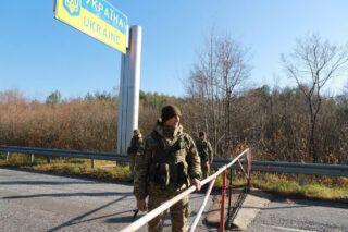 Чи можуть виїхати за кордон родичі загиблих цивільних під час війни — пояснення юристів