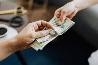 Действительно дешевеет? Какой курс доллара и евро на сегодня