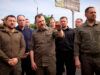 Наша задача — максимально защитить жизни: Зеленский посетил переправу в Херсоне, где каждый час спасают жизни