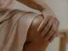 Каждый шаг, будто пытка? Почему болят колени и что с этим делать