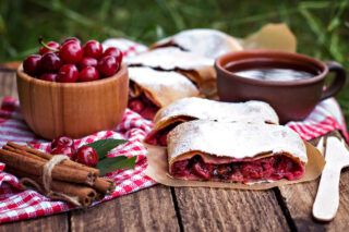 штрудель з вишнею