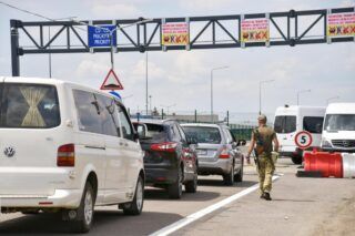 Хто з чоловіків призовного віку найчастіше виїжджає з України