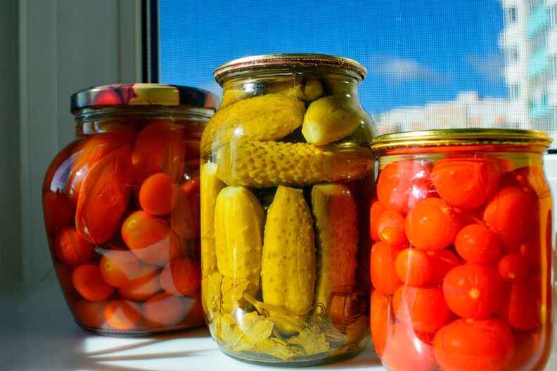 Чому вибухають банки з консервацією