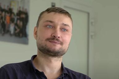 Тіло мучить біль, але усмішка рятує душу: сильна історія захисника