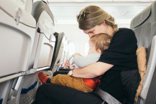 Переліт з дитиною в літаку: що треба взяти з собою
