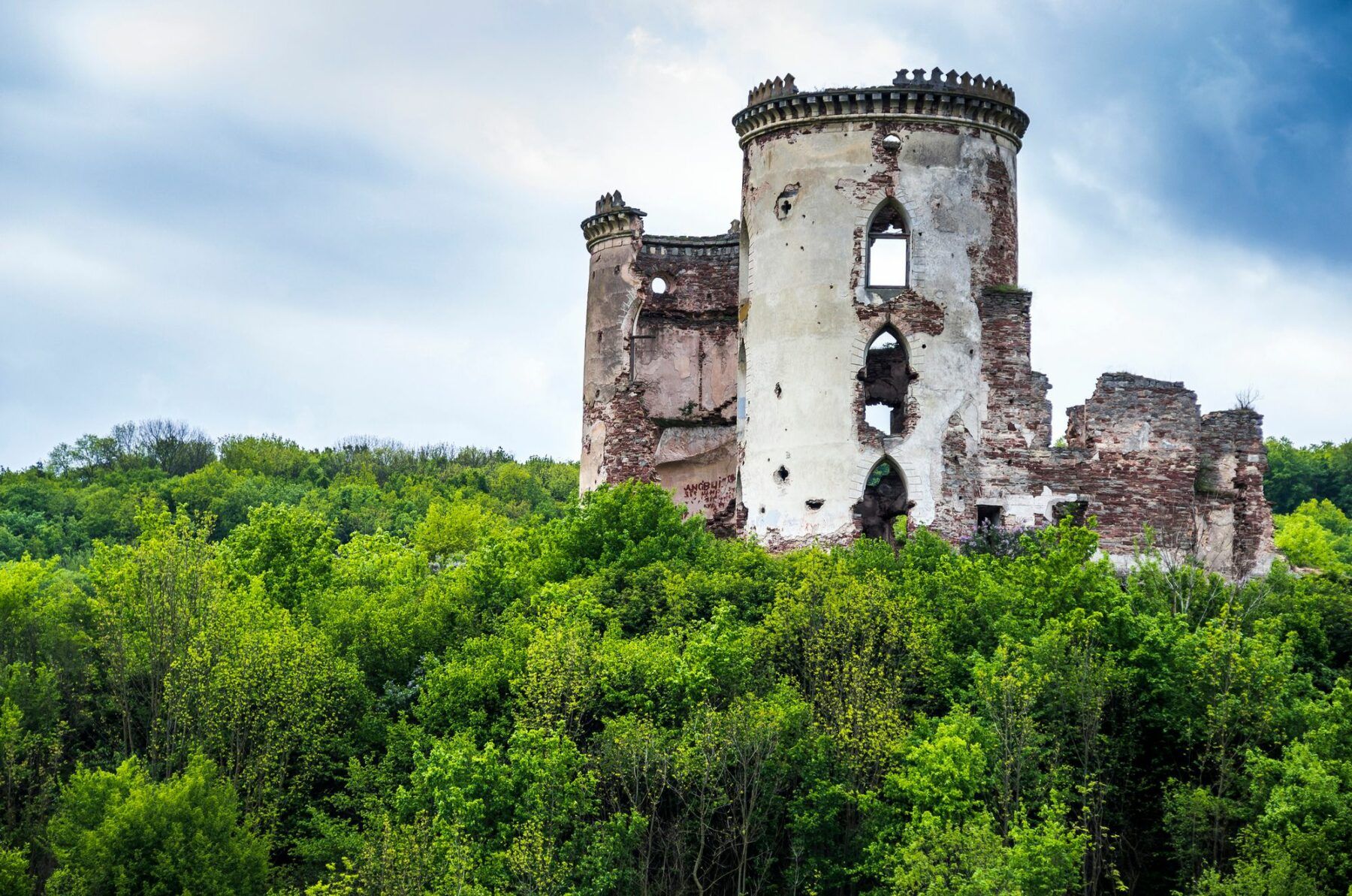 Червоногородський замок та руїни усипальниці Понінських (Нирків, Тернопільська область)