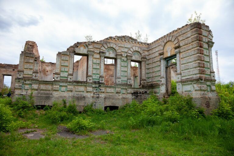 Занедбані костели та замки України