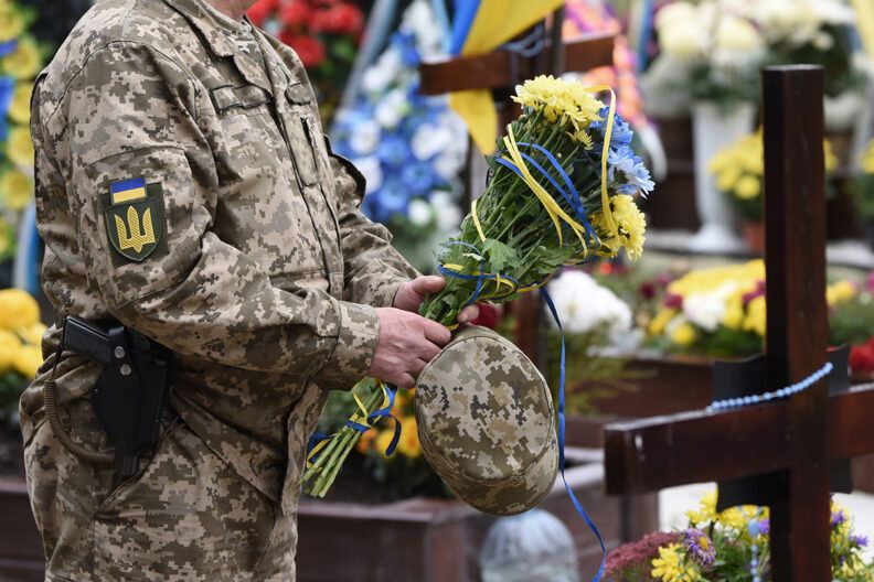 Як відбувається поховання військових, які загинули під час війни в Україні