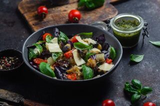 Салат з хрусткими баклажанами: покроковий рецепт