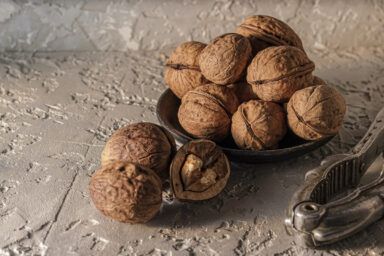 Коли збирати волоські горіхи