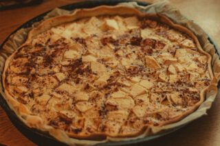 Грушевий тарт Татен з чотирьох інгредієнтів: рецепт від Алекса Якутова