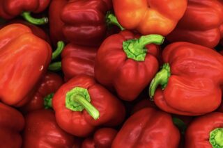 Нежные или острые, какие выберешь? Рецепт куриных голеней в сливочном и пикантном соусе