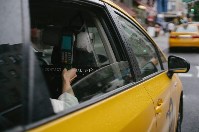 У таксі мають видавати чеки за поїздки з 1 жовтня 2023: пояснення податкової