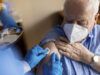 COVID-19 циркулює паралельно з грипом — як вберегтися людям у віці старше 60