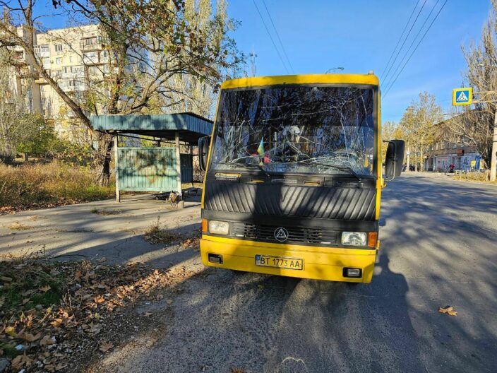 Російські окупанти обстріляли маршрутку в Херсоні: є постраждалі