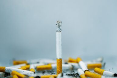 Фото к: Можно ли курить при ангине: объяснение доктора