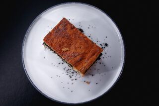 Пляцок з маком і яблуками