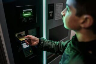 Чи можна зняти гроші без картки та як це зробити швидко та безпечно: інструкція