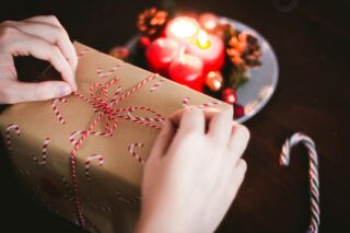 Аби точно вразити кохану! Що подарувати дівчині на Новий рік — ідеї презентів на різний бюджет
