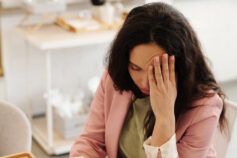Головний біль у жінок: чому відчувають його частіше за чоловіків