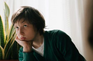 Чому дитина мовчить після стресу: пояснення психологині