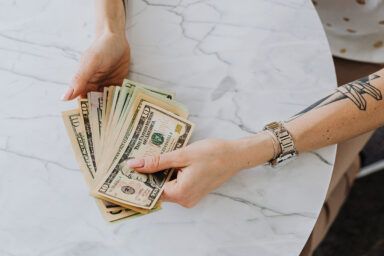 Що буде з курсом долара у січні 2024: прогнози експертів