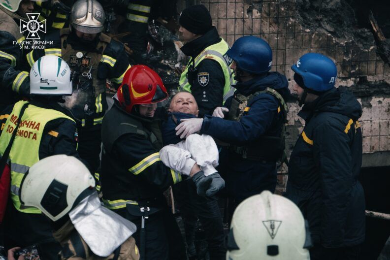 Усе майно знищила ракета. Історія киянина з інвалідністю, чиє фото облетіло весь світ 2 січня