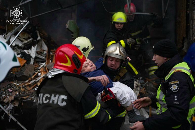 Усе майно знищила ракета. Історія киянина з інвалідністю, чиє фото облетіло весь світ 2 січня